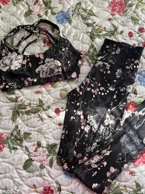Victoria’s Secret Floral🌸 Black, Pink & White | Sports bra & activewear